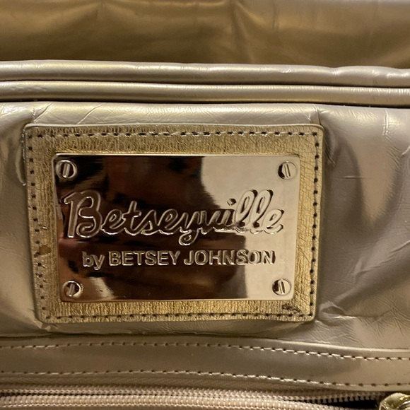 unique luggage Betsy Johnson, Gold, tone and gold studs with shoulder strap. - Picture 8 of 16